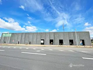 Højloftet lager med udsigt til motorvejen - i alt ca. 1.460 kvm