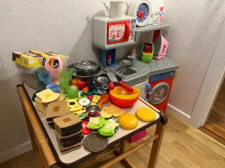 Køkken med tilbehør i plastik og træ