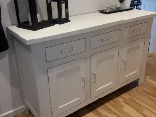 Skænk, massiv hvidmalet eg.