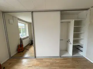 KVIK indbygget garderobe med skydedør
