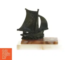Dekorativ metal bådskulptur på Onyx marmorbase (str. 13x7,5x12 cm)