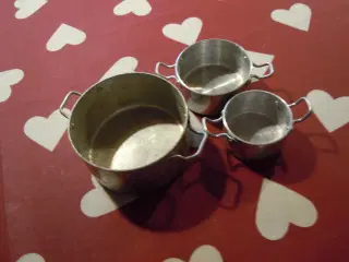 små legetøjs gryder i metal