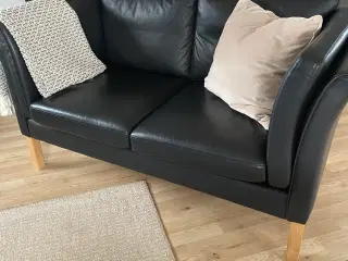 Sofaer i sort læder.