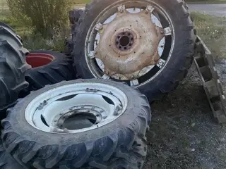 BKT 270/95R48 og 230/95R32. Prisen er for alle 4 stk.