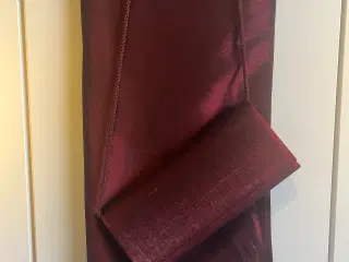 Bordeaux kjole m. taske og sjal