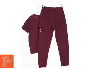 Sæt med T-shirt og cargo bukser i bordeaux fra Nike (str. 134)