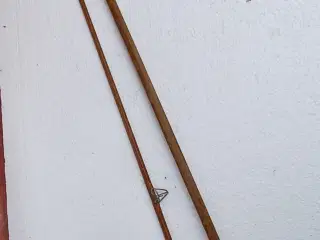 Antik fiskestang og fangstkrog.