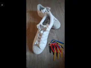 Adicolor W5White Series-Retro model 562906/2005