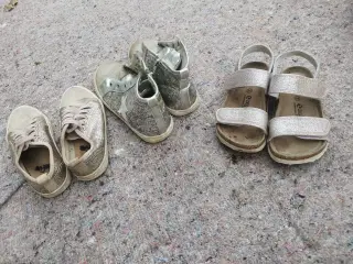Pigesko og sandaler 5 kr