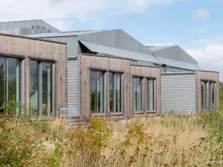 Unikt nyrenoverede kontor i grønne omgivelser