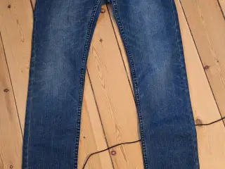 Mørkeblå Levis Jeans 
