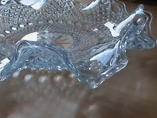 Antikt glas fad med bølget kant