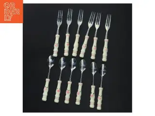 Sæt med gafler og skeer med rose motiv (str. 14x2 cm)