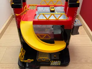 Parkeringshus 3 etager, med tilbehør og 4 biler