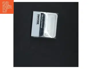 Pantone salt- og peberholder fra Pantone (str. 8x8x4 cm)