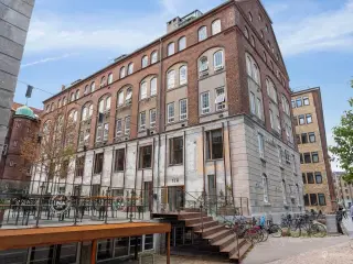 Kontorlejemål i karakteristisk ejendom på Islands Brygge – tæt på Islands Brygge metrostation.