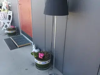 FLOT GULVLAMPE MED SORT SKÆRM