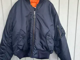 Pilotjakke. Mørkeblå med orange foer