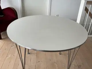 Hvid velholdt spisebord 