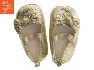 Guld babysko med sløjfe fra H&M (str. 16-17 )
