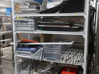Reol på hjul CAMBRO med indhold