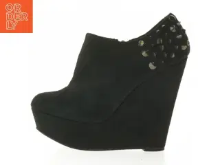 Høje kilehæle med nitter fra Catwalk (str. 37 )