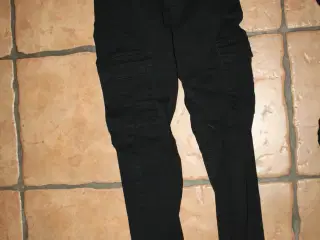 Sort jeans fra H&M i str. 36