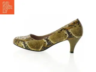 Slangeprint pumps (str. 38)