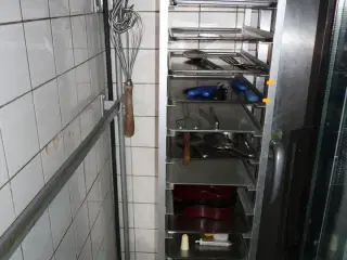 Stikvogn med badeplader og div. Køkkenservice