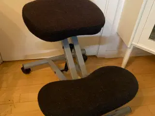 Ergonomisk knæstol