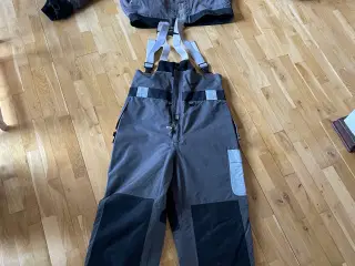 Arbejdssæt str L, bestående af jakke og selebukser