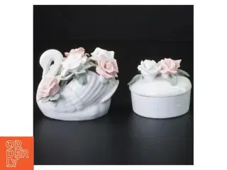 Porcelænssvane med blomsterdekoration og krukke (str. Svane 9 x 8 x 8 cm krukke 7 x 6 cm)