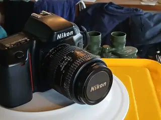 Nikon F70 med AF Zoom-Nikkor 28-70 mm