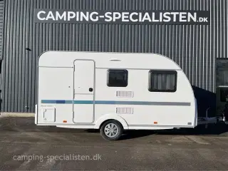 2023 - Adria Aviva 400 PS   Adria Aviva 400 PS 2023 - kompakt rejsevogn med dobbeltseng - kan ses nu hos Camping-specialisten Aarhus