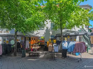 Fantastisk lejemål i Roskildes absolutte centrum. placeret midt i gågaden og rummer et areal på hele 578 kvm.