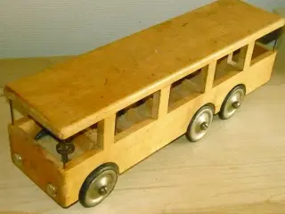 STOR GAMMEL Træbus