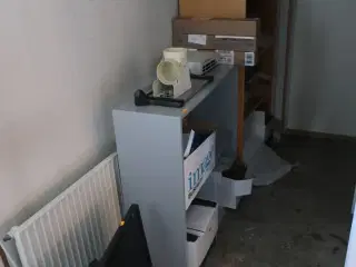 Computerskærm, printere, skæremaskine, reoler, kontorartikler m.m.