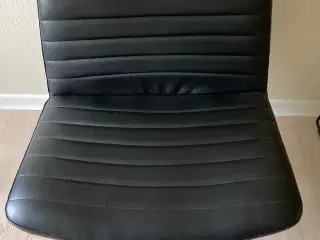 Sort imiteret skind stol. H75 B74 D48 Ryg41