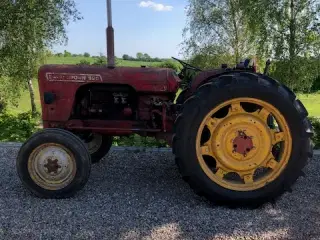 Traktor DB 990 (Momsfri)