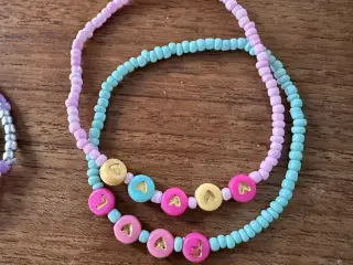 Hjemmelavet armbånd med tekst på 