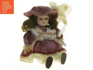 Porcelænsdukke med hat og fjerpynt (str. 16 x 8 cm)