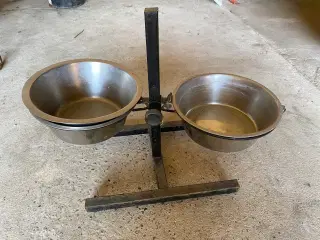 Hunde vand og foder skåle på stativ