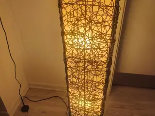 Gulvlampe med fletninger rundt om