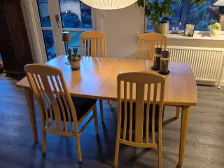 Spisebord med 6 stole