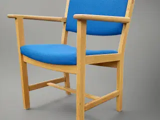 Wegner Getama armstol i eg med blåt stof