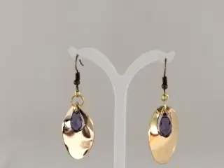 Elegante øreringe med et smukt vedhæng med en lill