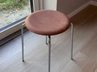 Dot Stool Walnut - skammel af Fritz Hansen