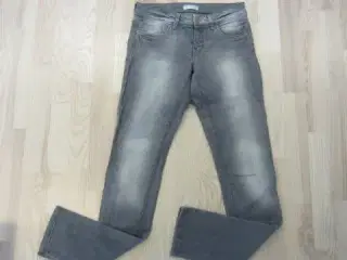 Str. 36, grå elastiske jeans