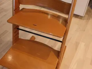 Ældre Tripp-Trapp i lakeret bøg. Bøjle medfølger.