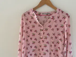 Bluse Str.S  Mrk. OFelia Pris 25kr